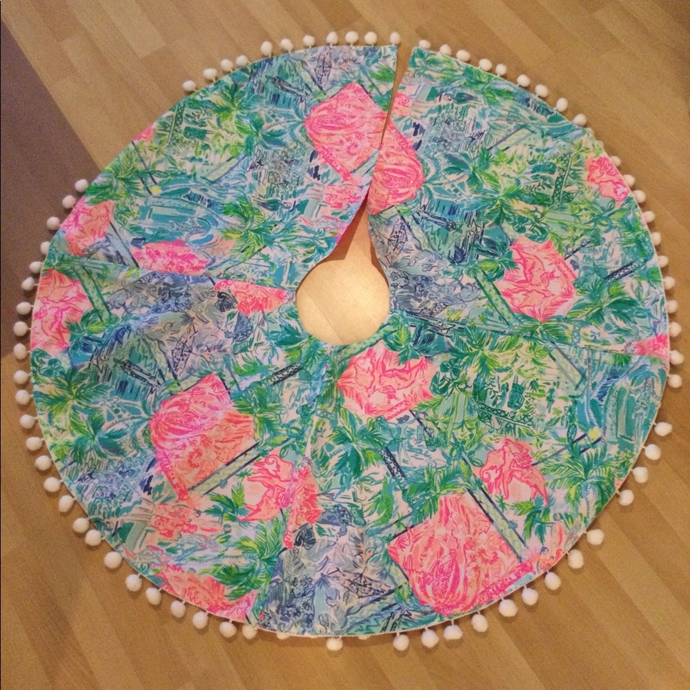 Lilly Pulitzer Christmas tree shirt, nwot.  Excellent condition.
